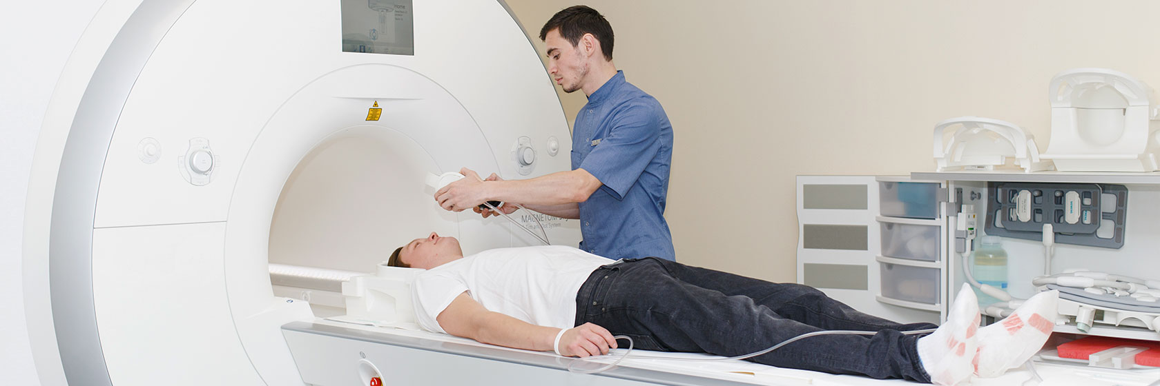 Оператор МИБС проводит МРТ исследование пациента на высокопольном аппарате Skyra3T